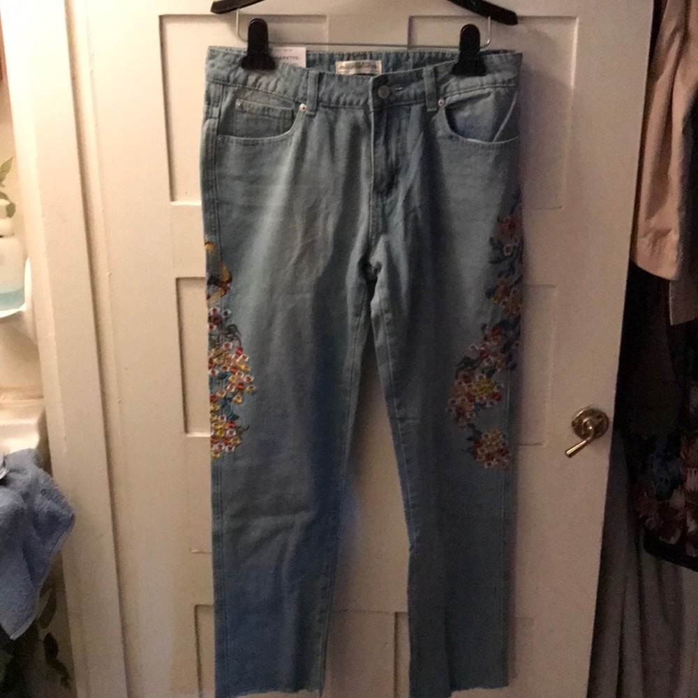 Relaxed Fit Embroidered Jeans Sz 6 NWT
